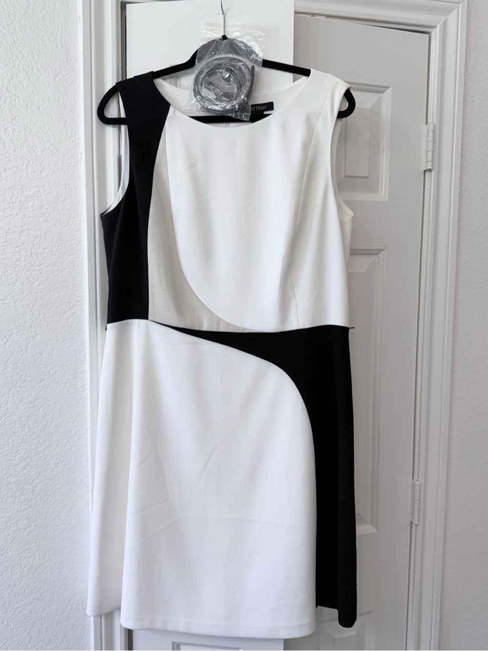 Sleeveless Black & White Colorblock Sheath Dress -size 16 New